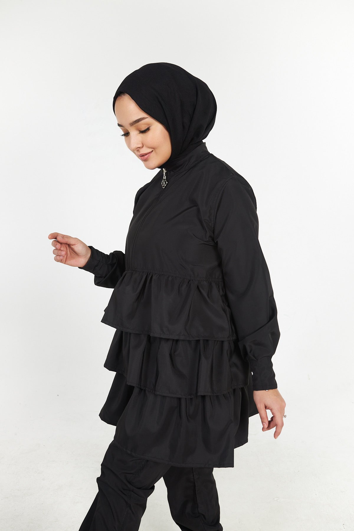 Hijab-Badeanzugoberteil mit schwarzer Rüschenhose
