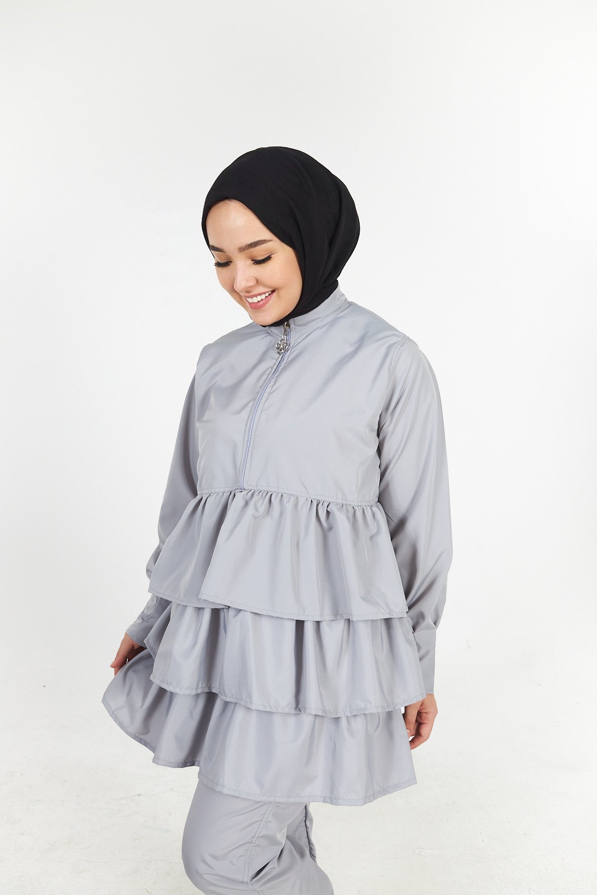 Hijab-Badeanzugoberteil mit grauer Rüschenhose